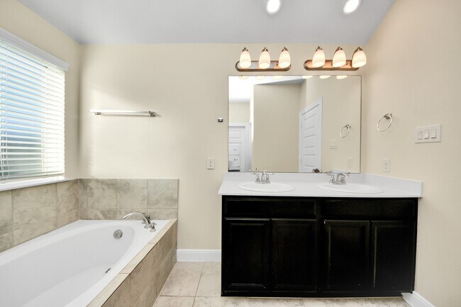 Building Photo - 24654 Greenwood Bay Dr