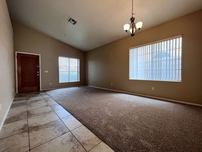 Building Photo - 4 BEDROOM WITH POOL