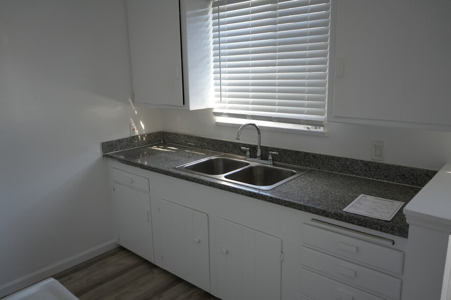 Building Photo - 11622 1/2 Chandler Blvd