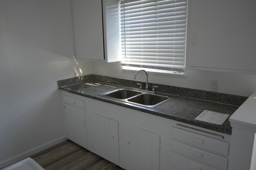 Building Photo - 11622 Chandler Blvd