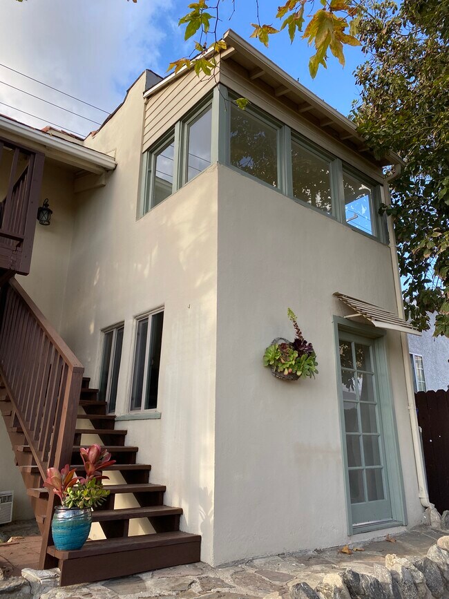Building Photo - 1041 E Providencia Ave
