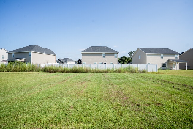 Building Photo - 647 Red Oak Ln