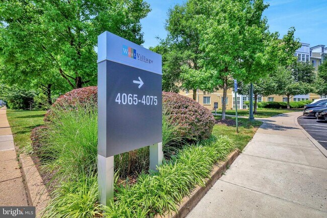 Building Photo - 4067 S Four Mile Run Dr