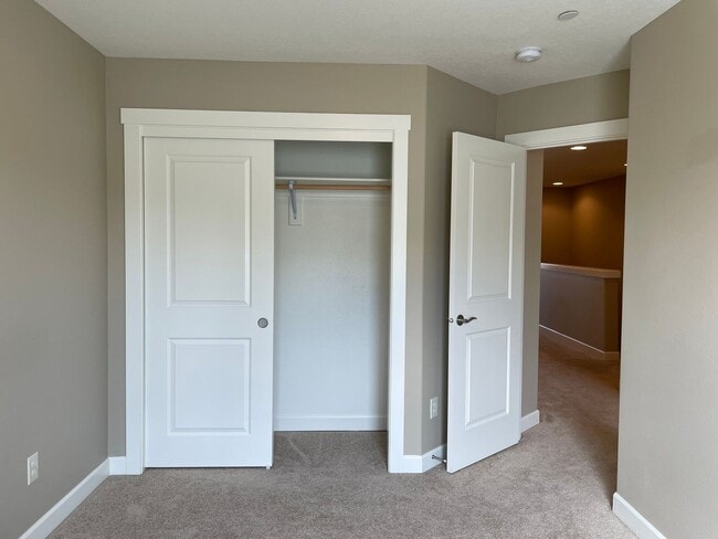 Building Photo - LUXURY 4 Bed Camas Townhome! Gated Communi...