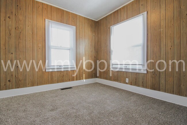 Building Photo - 2 Bedroom / 1 Bath Home Near Fontenelle Park!