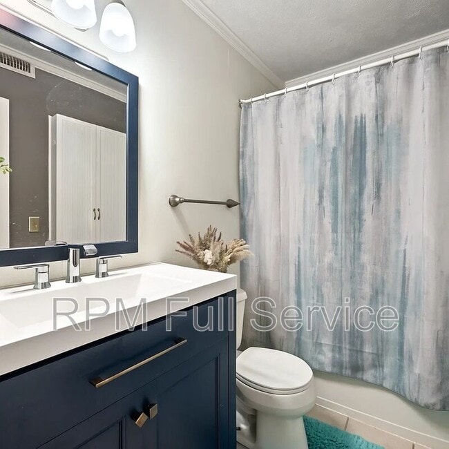 Building Photo - 810 Bellevue Rd