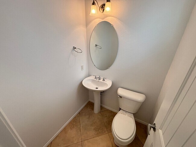 Building Photo - Gorgeous 3Bed/2.5Bath/2Car, 2-Story Home located in Loretta Bay