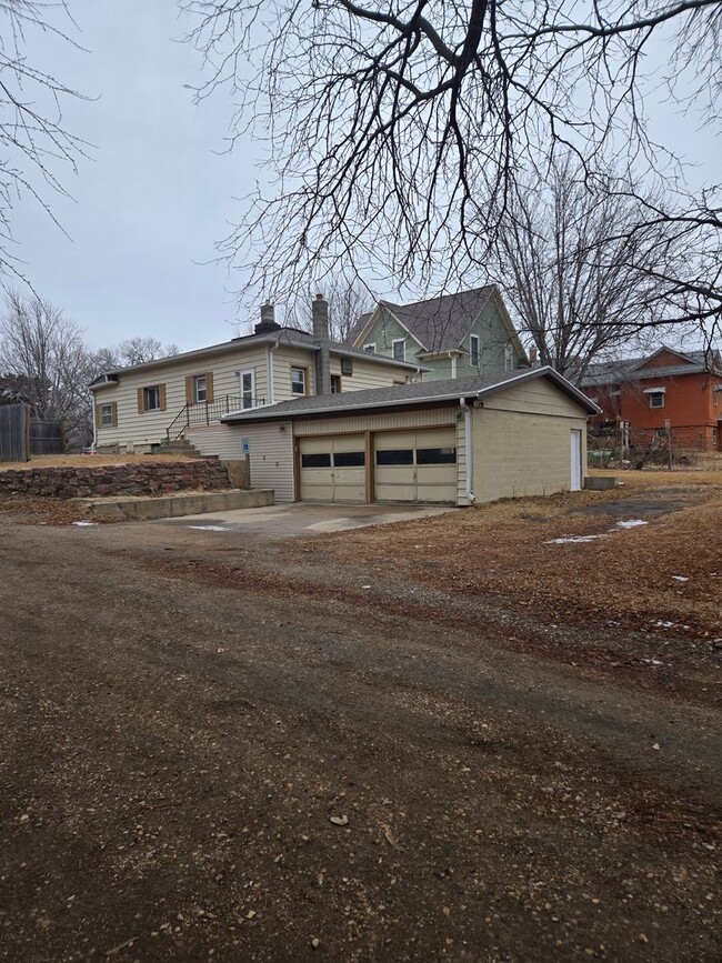 Building Photo - 2 bedroom 2 bath 2 stall garage