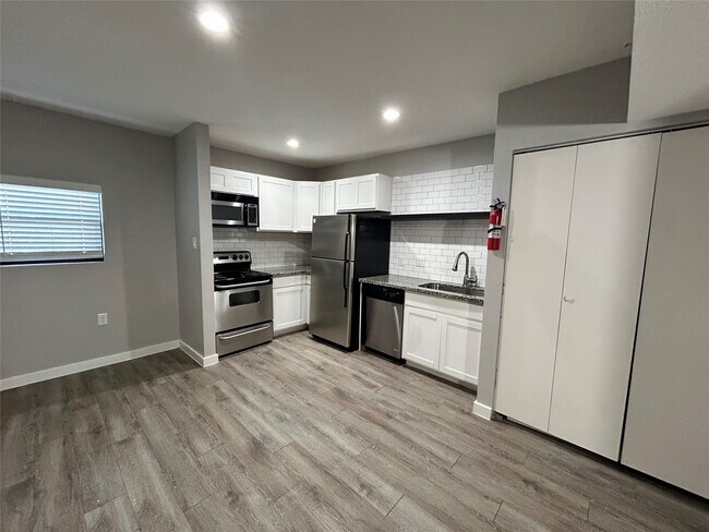 Building Photo - 2810 Beauchamp St