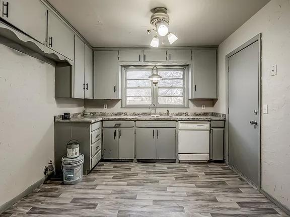 Building Photo - 1427 E Broadway St