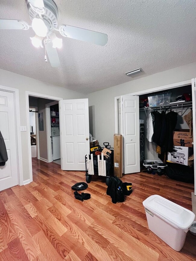 Building Photo - 3 BR/ 2 BA townhome located in Lakeshore E...