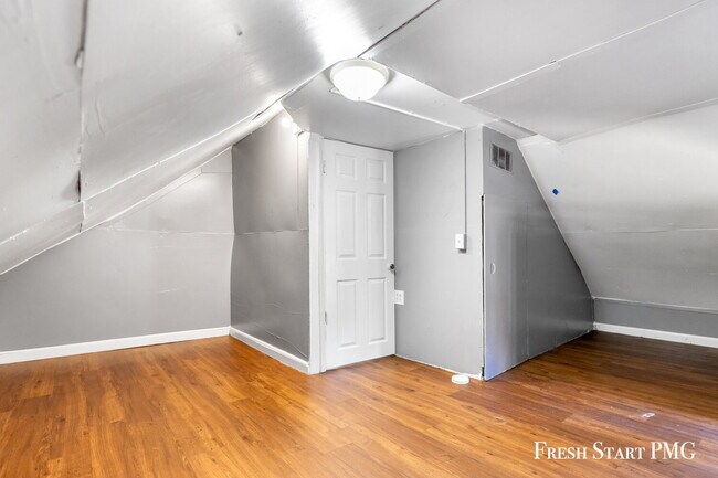 Building Photo - Spacious Upstairs Unit with 3 Flexible Rooms & Full Kitchen