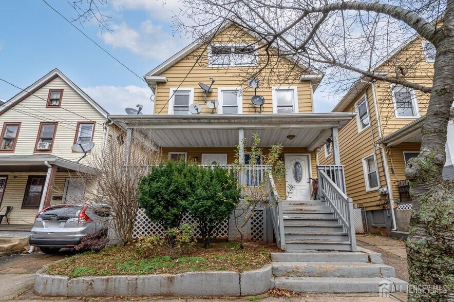 Building Photo - 377 Delavan St