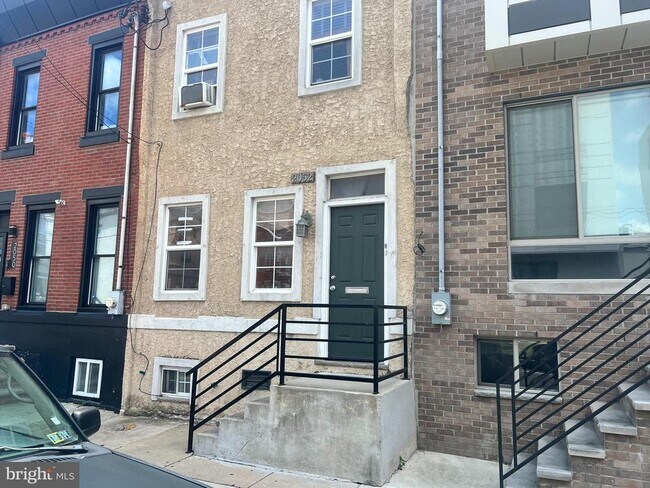 Building Photo - 2052 Tasker St