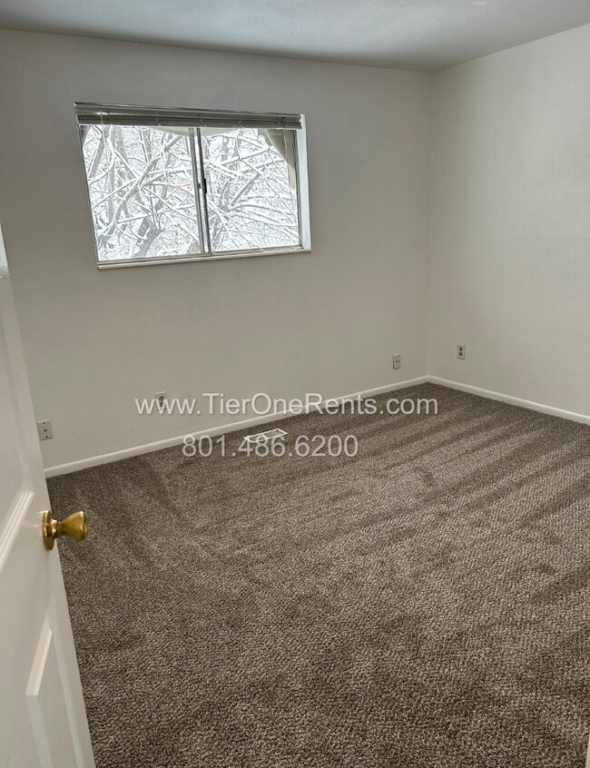 Building Photo - This property offers a NO DEPOSIT option available for qualified renters!