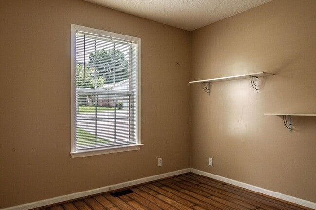 Building Photo - Pet Friendly Ranch with Bonus!