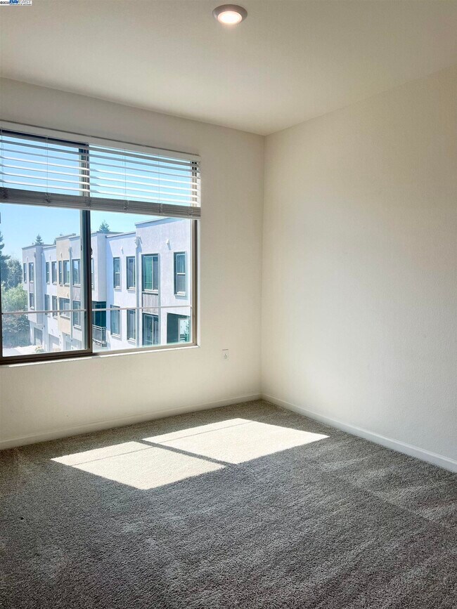 Building Photo - 25350 Parklane Dr