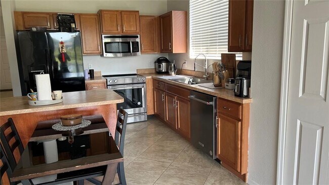 Building Photo - 3921 Stornoway Dr