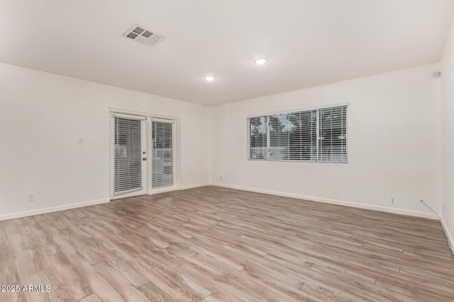 Building Photo - 5401 E Exeter Blvd