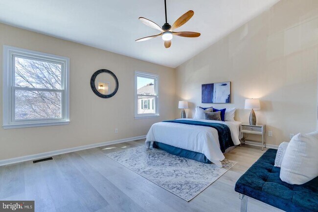 Building Photo - 8213 Roxbury Dr