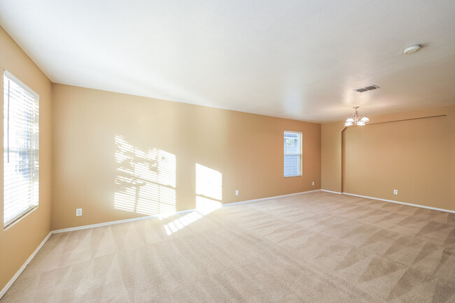 Building Photo - Spacious 4-Bedroom Home in San Antonio, TX