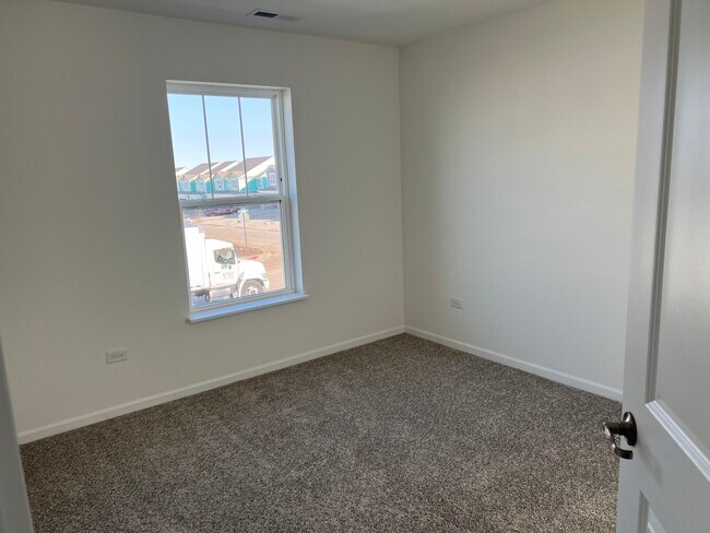 Building Photo - 146 Henderson St