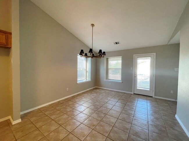 Building Photo - 162 Dressen