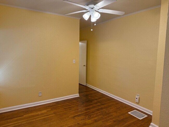 Building Photo - Charming 1-Bedroom Apartment in the Heart ...