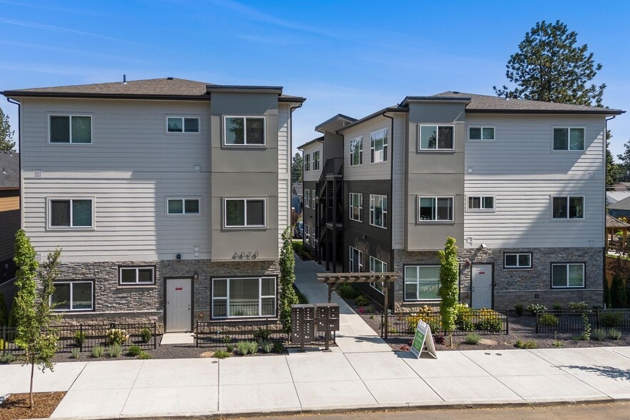 Primary Photo - Astor Apartments