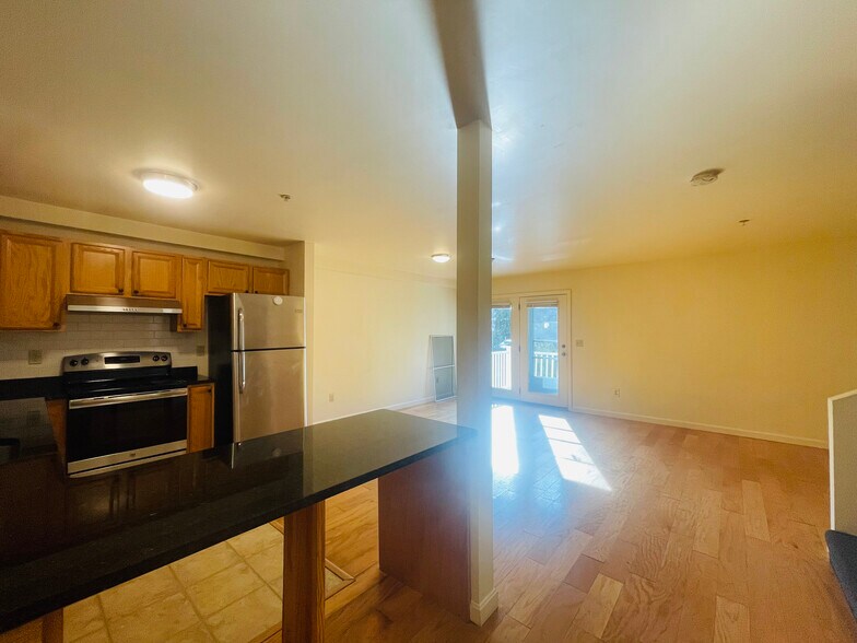 Building Photo - 34 Raymond St