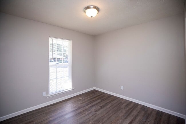 Building Photo - ** 3 Bed 2 Bath located off Wares Ferry rd...