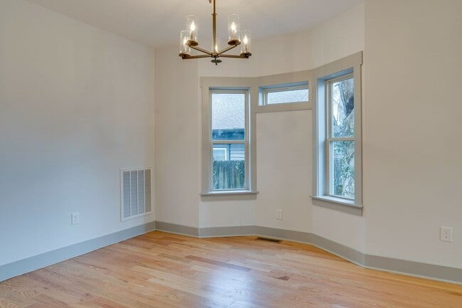 Building Photo - Stunning 3BE/2.5BA in the SHELBY PARK area! Easy DOWNTOWN access!