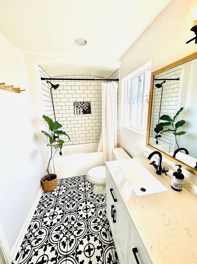 Building Photo - Welcome To Your Upgraded Oak View Home!
