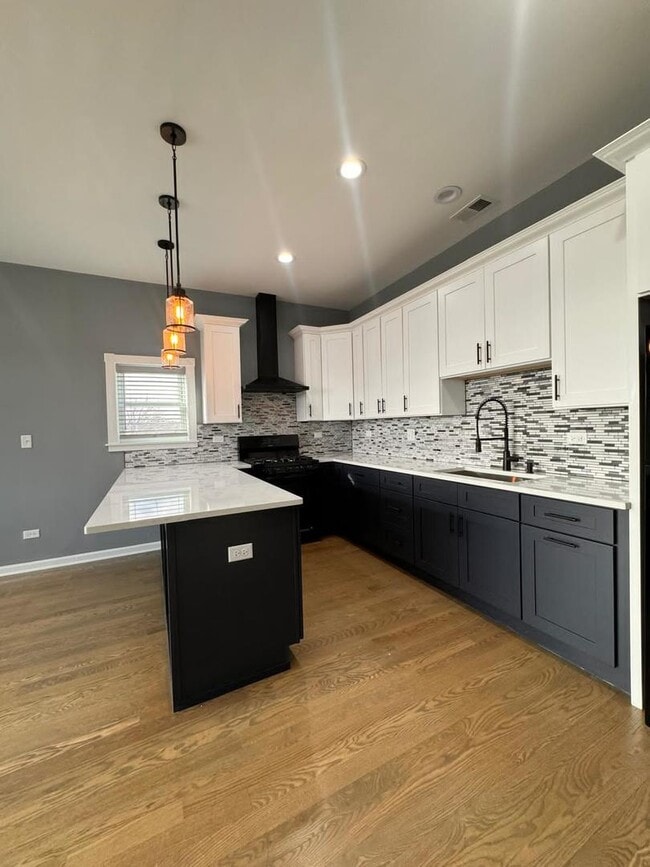 Building Photo - 5938 W Montrose Ave