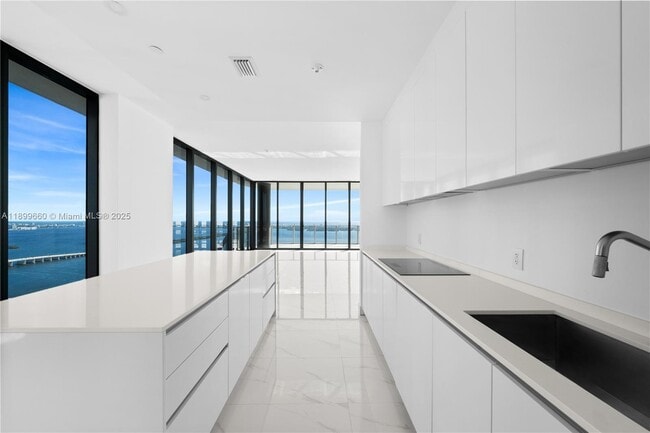 Building Photo - 700 NE 24th St