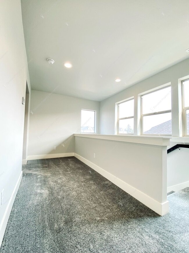 Building Photo - 3BR SE Bend home in great neighborhood wit...