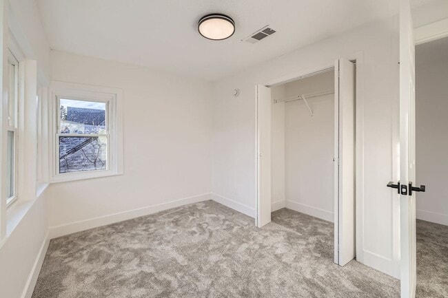 Building Photo - 2 bed/1 bath updated duplex