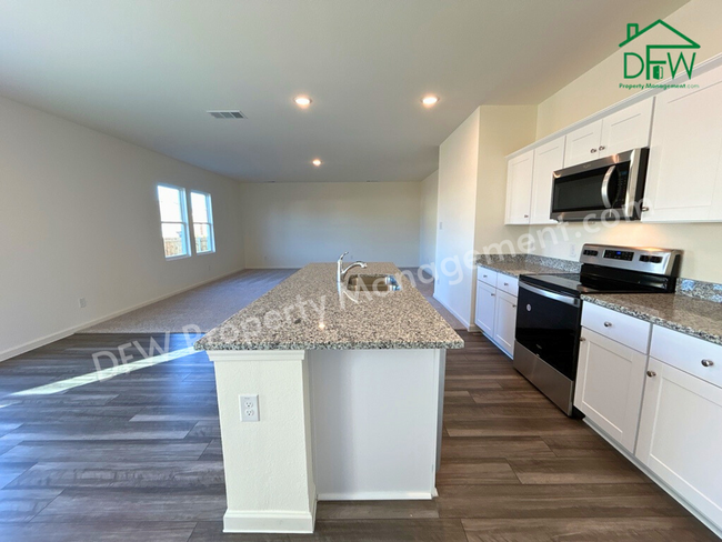 Building Photo - Spacious 5-Bedroom Home with Modern Upgrad...
