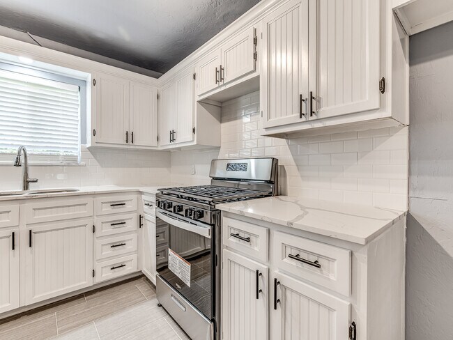 Building Photo - 14008 Gateway Dr