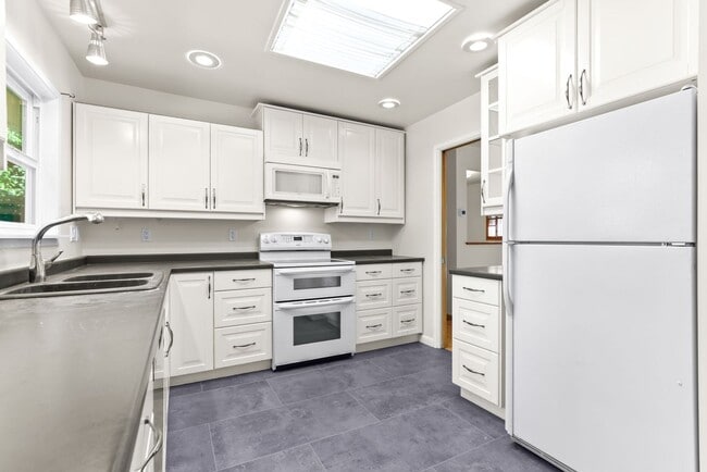 Building Photo - 9877 SE 33rd Ave