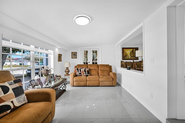 Building Photo - 756 W 53rd St