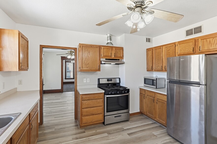 Building Photo - 104 Jessamine Ave W