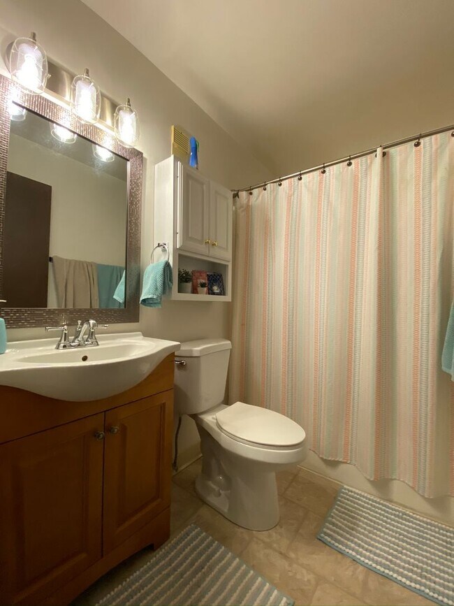 Building Photo - Beautiful 2 Bedroom Apartment in Prime Bellevue Location! Close to Downtown, Shopping, Dining & M...