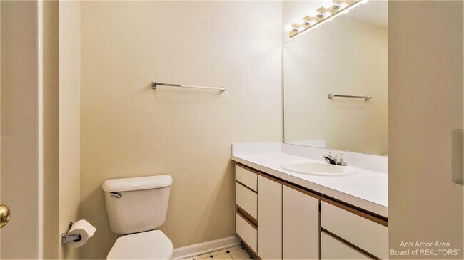 Building Photo - 1328 Heatherwood Ln