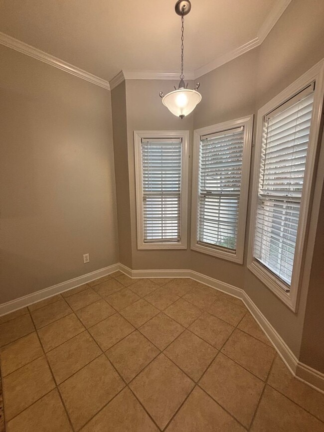 Building Photo - AVAILABLE NOW! End-Unit Townhouse in Pennington Square