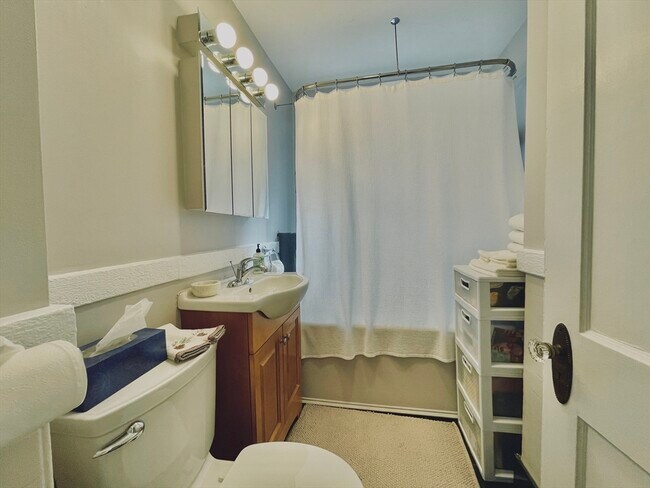 Building Photo - 15 Woods Ave