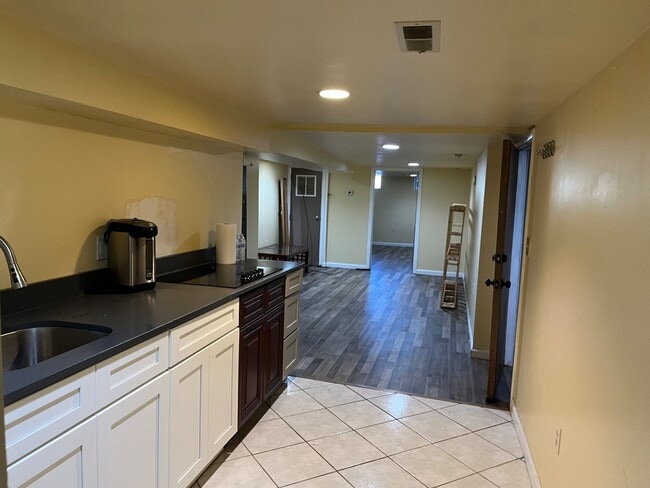 Building Photo - 831 E Chase St