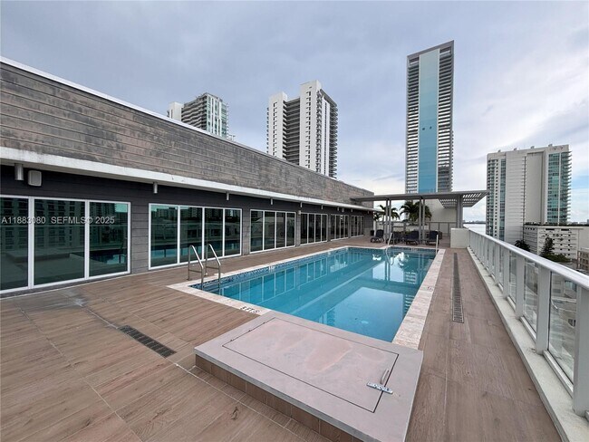 Building Photo - 321 NE 26th St