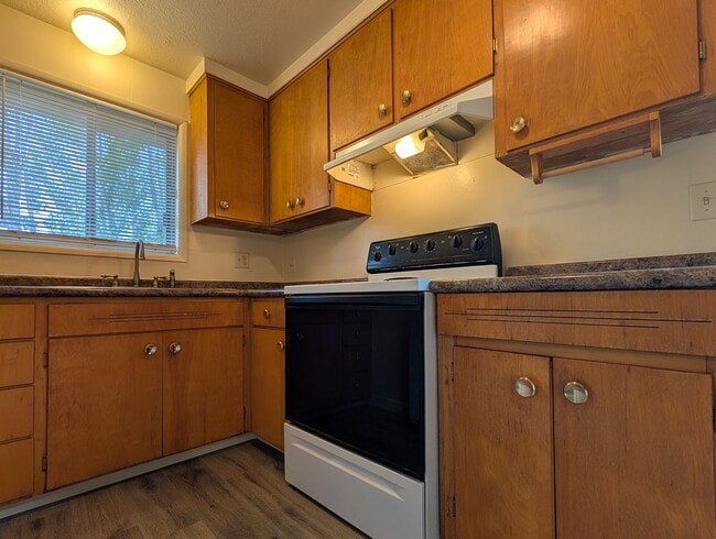 Building Photo - 2-Bedroom, 1-Bath Duplex In The Friendly Street Area In Eugene!