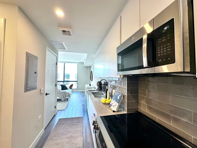 Building Photo - 105 NE 25th St